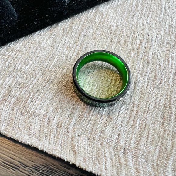 Ring w Black Dragon Pattern & Green Carbon Fiber Inlay Stainless Steel Size 7 - Picture 5 of 6